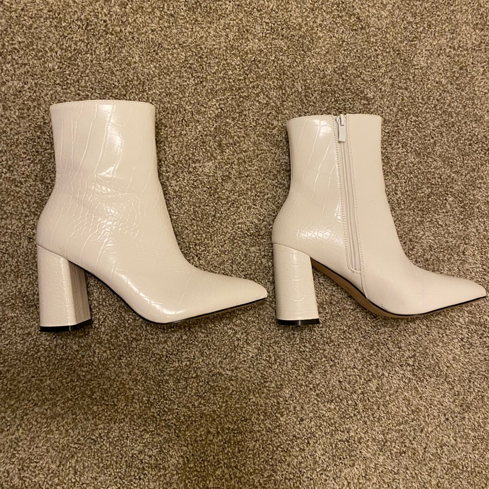 White heels size US 6. Used only once. Great condition.